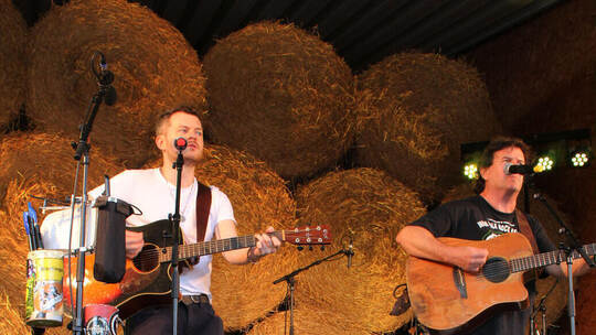 Musikgenuss pur verbreiten Sean Treacy (rechts) und sein Sohn John beim Festival „Folk on Farm“ in Zaisersweiher. Prokoph