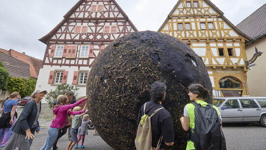 Idyllisch: Der Black Ball rollt durch die Gassen mit den schönen Fachwerkhäusern in Lienzingen. Tilo Keller "Ornamenta Inhalatorium". Der Black Ball in Lienzingen