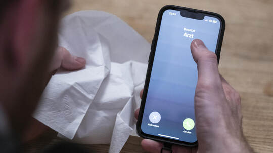Per Telefon können Patienten ihre Hausarzt-Praxis immer seltener erreichen: Die Arbeitsweise ändert sich. Hannes P Albert/dpa Telefonische Krankschreibung