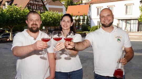 Tim Augenstein, Melanie Reiling und Marco Baier (von links) haben den Hansel bereits probiert und sind zu dem Schluss gekommen,
