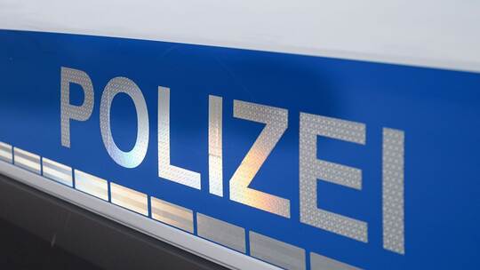 Der Polizei-Schriftzug auf einem Einsatzwagen. Der Polizei-Schriftzug auf einem Einsatzwagen.