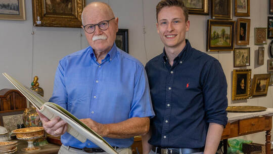Helmut Janz und Sohn Jonas mitten in der Auktionsvorbereitung. Foto: Lucas Röhr Nachlass Kurt Georg Kiesinger Kunsthaus