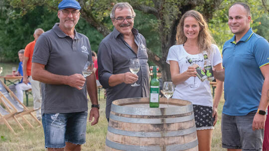 Die WG-Mitglieder Thomas Werner, Thomas Schlotterbeck, Britta Kunkel und Markus Werner (von links) mit der Sandgold Weißwein-Cuv