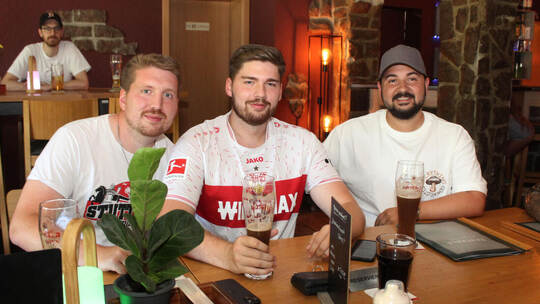 Die Brüder Max und Nelus Linck aus Maulbronn sowie Markus Schäfer (von links) aus Niefern schauen sich am Samstag das erste Spie