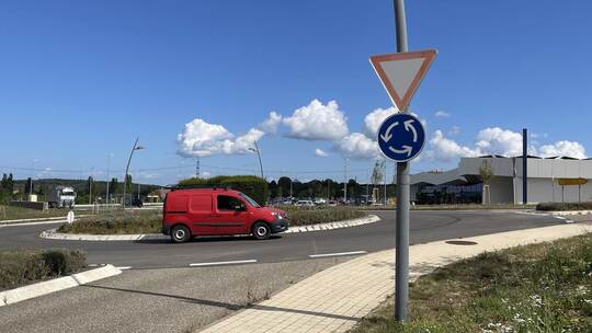 Nachts quietschen am Wiernsheimer Kreisverkehr beim neuen Supermarkt immer öfter die Reifen. Anwohner haben deshalb schon die Po