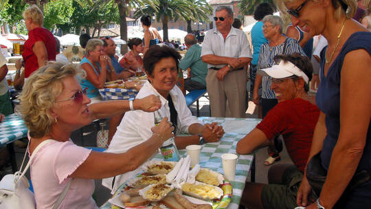 Bratwurst unter Palmen, wie hier im September 2003, gibt es bei der „Fete provencale“ in Cogolin schon seit 40 Jahren.