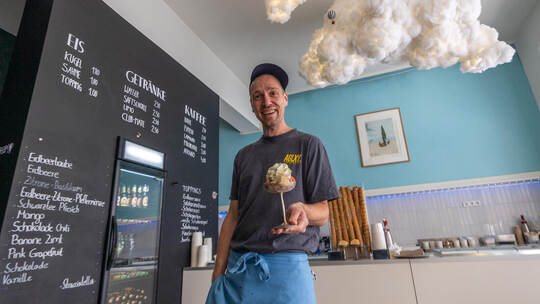 Schwarzer Tee mit Pfirsich oder doch lieber Pink Grapefruit? Inhaber Raphael Assfalg verkauft im „Celeste“ an der Bleichstraße s Raphael Assfalg Eissalon Celeste