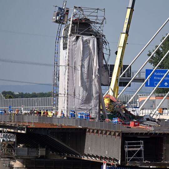 Toter und Verletzte bei Unfall an Leverkusener Brücke