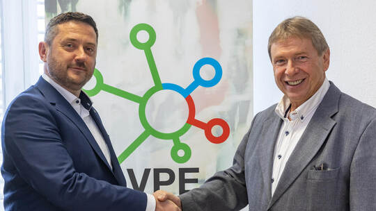 2023 erfolgte die Stabübergabe beim VPE: Der langjährige, alte Geschäftsführer Axel Hofsäß (rechts) übergab die Leitung an Danie VPE Neuer Geschäftsführer