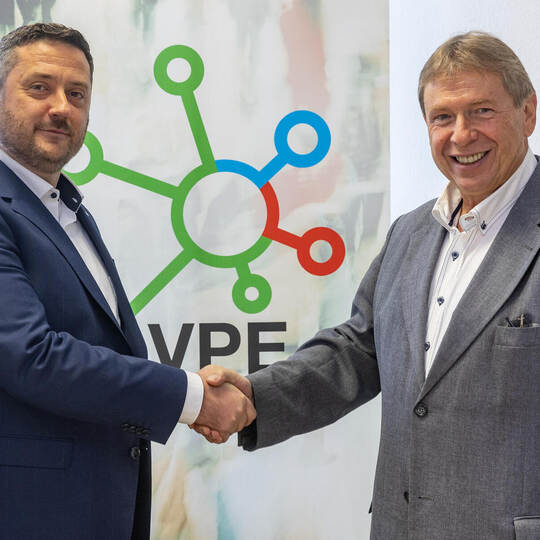 2023 erfolgte die Stabübergabe beim VPE: Der langjährige, alte Geschäftsführer Axel Hofsäß (rechts) übergab die Leitung an Danie VPE Neuer Geschäftsführer