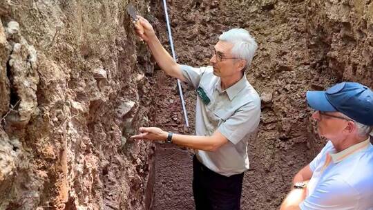 Karlsbads Forstamtsleiter Martin Moosmayer (links) erklärt Landrat Christoph Schnaudigel den Aufbau des Waldbodens. Landratsamt