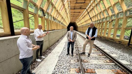 Die Feinheiten der Kammer im Tunnel bei Althengstett zeigen der Technische Geschäftsführer Holger Schwolow (Zweckverband) und De