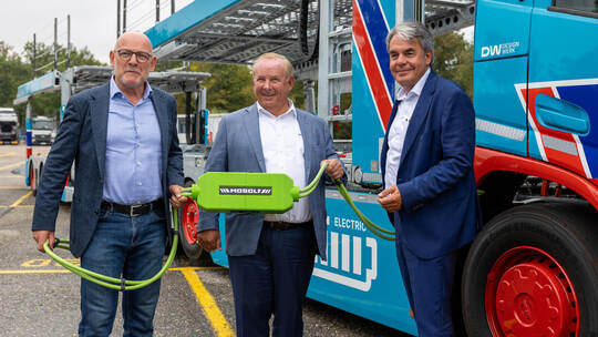 Freuen sich über die nachhaltigen E-Lkw (von links): Verkehrsminister Winfried Hermann (Grüne), Mosolf-Vorstandsvorsitzender Jör Mosolf Illingen Besuch Minister Winfried Hermann