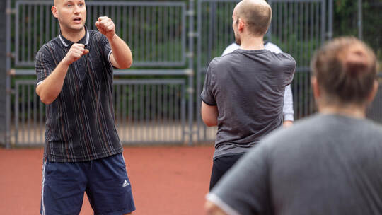 Christoph Rauls boxt, seit er 17 Jahre alt ist. Nun will er sein Wissen an Arbeitsuchende weitergeben.