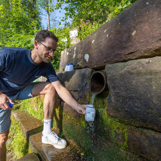 Ende Juli: PZ-Redakteur Dennis Krivec (kein zertifizierter Wassertester) nimmt Proben im Eyachtal. Archivfoto: Meyer Wasserqualität Eyachtal Dennis