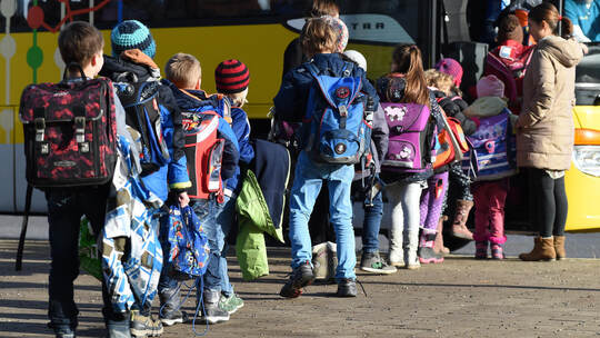Schulbeginn: Schön wäre es gewesen, wenn dann auch alle ihre Karte gehabt hätten. Symbolfoto: Felix Kästle/dpa-Archiv Schulbus