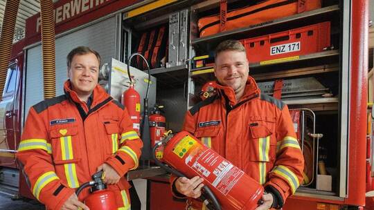 Zum Feuerlöscher-Training laden Florian Kuhnle (links) und Abteilungsleiter Daniel Monteserrato ins Feuerwehrhaus nach Neuhausen