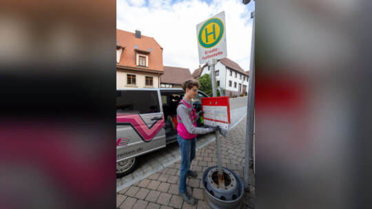 Mit Ersatzschildern Klarheit schaffen: Für die Firma Wöhrle ist am Dienstag Marlon Frommer in Kieselbronn aktiv – zugleich VCD-K Haltestellenschild Kieselbronn