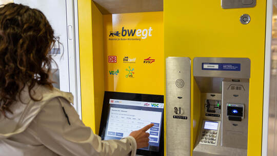 Um im Durchschnitt 7,5 Prozent möchte der Verkehrsverbund Pforzheim-Enzkreis die Preise anheben. Die KVV-Tickets sind bereits se VPE Ticketautomat Bahn Bus