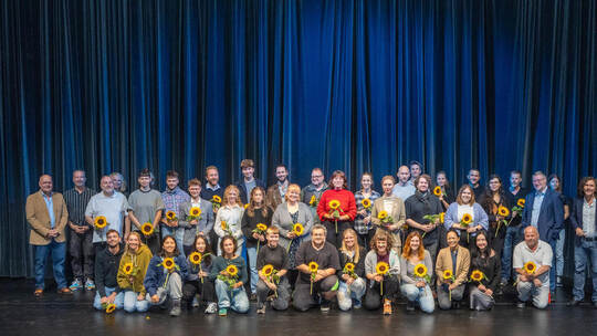 Mit Sonnenblumen in die neue Spielzeit: Markus Hertel, Intendant (links) und Uwe Dürigen, Geschäftsführender Direktor (rechts) s Theater Begrüßung Ensemble