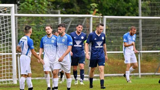 Der 1. FC Ispringen II (hier in den dunkelblauen Trikots) wartet immer noch auf den ersten Sieg und will auch verhindern, dass m