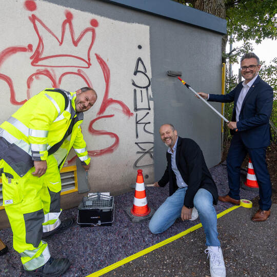 Mit frischer Kraft am Werk: Malermeister Tobias Hermann (von links), sein Chef bei den Technischen Diensten, Jens Hartmann, und