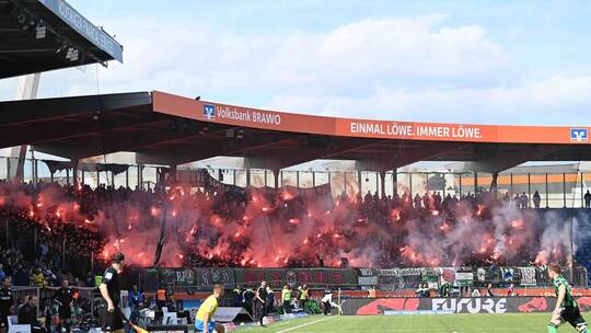 Fans beim Derby Eintracht Braunschweig gegen Hannover 96 Fans beim Derby Eintracht Braunschweig gegen Hannover 96