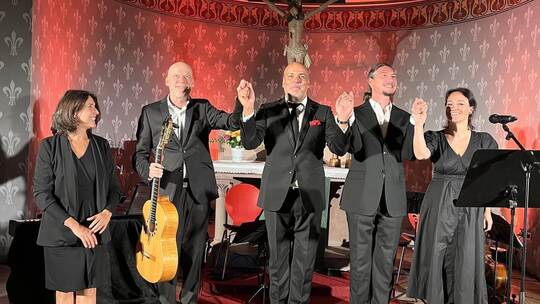 Es geht auch ohne gedrucktes Programm: Jay Alexander (Mitte) führte mit Anekdoten durch den Abend.