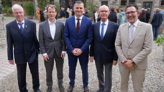 Gemeinsam mit zahlreichen Gästen feiern der stellvertretende Ortsvorsteher von Huchenfeld, Wolfgang Hohl, Prüfungsdirektor Gerno