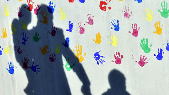 Kindern in Notlagen zu helfen, ist Aufgabe des Jugendamts. Die Behörde wehrt sich gegen Klischees, Kinder schnell aus Familien z Pflegefamilie