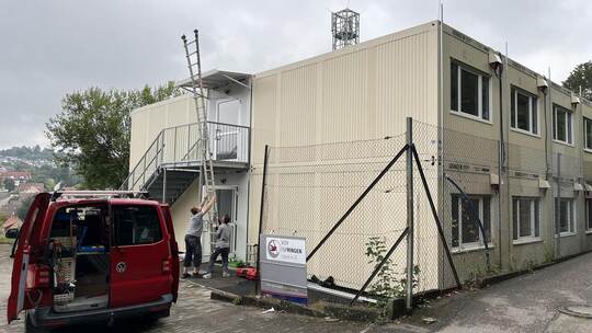 An den Containern am Winterrain in Ispringen wird derzeit im Elektro- und Sanitärbereich gearbeitet. 44 Menschen sollen späteste