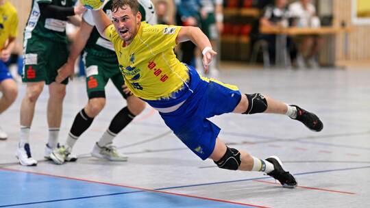 Da liegt was in der Luft: Neuenbürg und Nils Pollmer (am Ball) wollen das erste Heimspiel gewinnen. Hennrich