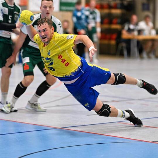 Da liegt was in der Luft: Neuenbürg und Nils Pollmer (am Ball) wollen das erste Heimspiel gewinnen. Hennrich