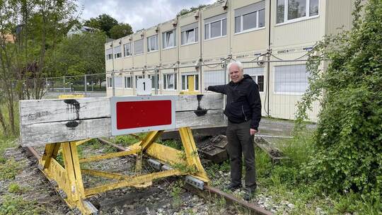 Verkehrsexperte Matthias Lieb zeigt auf die Stelle, an der später einmal der neue Bahnsteig in Maulbronn entstehen könnte. Stäbl