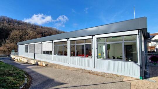 Der Kindergarten „Vogelhäuschen“ ist in einem Containerbau bei der Iptinger Kreuzbachhalle untergebracht. Das wird vom Landratsa