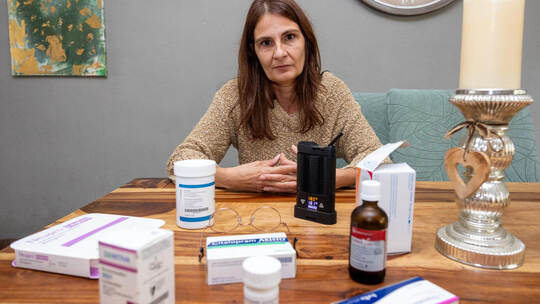 Sandra Menzel aus Huchenfeld ist neben einer ganzen Palette an Medikamenten auf medizinisches Cannabis angewiesen. Es hilft gege Sandra Menzel Interview