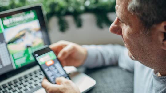 Ob am Handy oder Pad: Zocken strapaziert nicht nur den Geldbeutel. Hirug