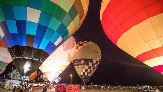 Beim Nightglow am kommenden Freitag und Samstag erstrahlen die Ballons in bunten Farben. German Cup Samstag Massenstart Night Glow