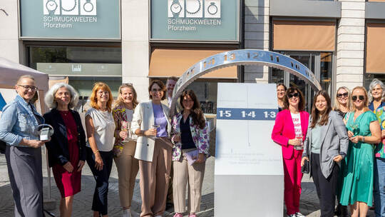 Ornamenta Übergabe Sonnenuhr Leopoldplatz