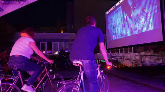 Strampeln für das Kinovergnügen. Am Wochenende war das Kommunale Kino mit einem klimaneutralen Fahrrad-Kino beim Landratsamt zu
