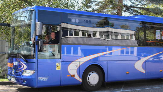 Mit einem Fahrlehrer darf jeder, der einen Auto-Führerschein hat, einmal ans Steuer eines Fahrschulbusses des Busunternehmens Eb