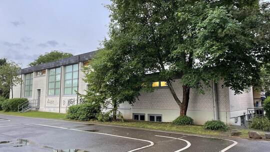 Die in die Jahre gekommene Gemmingenhalle in Tiefenbronn wird gründlich aufpoliert. Doch sie ist auch Gegenstand einer Debatte u