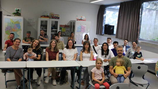 Im Geographie-Klassenzimmer fühlen sich die ehemaligen Schülerinnen und Schüler mit ihren Familien fast wie im Unterricht. Knöll