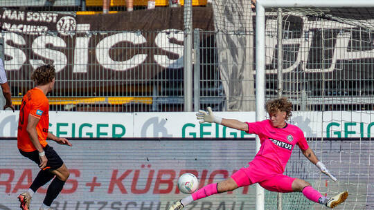 Das war doch eigentlich ein Türöffner: Das 1:0 durch Robin Münst (links) spielte dem 1.CfR Pforzheim zunächst in die Karten. GER, VfR Aalen vs. 1. CfR Pforzheim, Fussball, Oberliga BW, 9. Spieltag, Saison 2024/2025, 21.09.2024