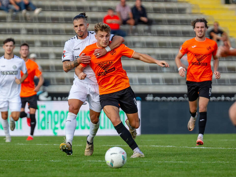 Enge Sache beim 1:1-Unentschieden: Luigi Campagna (Aalen) und Pforzheims Tim Schwaiger (rechts) schenken sich nichts im Zweikamp GER, VfR Aalen vs. 1. CfR Pforzheim, Fussball, Oberliga BW, 9. Spieltag, Saison 2024/2025, 21.09.2024