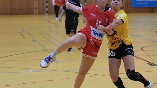 Nicht zuhalten waren Maike Fetzner (am Ball) und ihre TG 88 beim 34:27 über den Gegner aus Oftersheim/Schwetzingen.