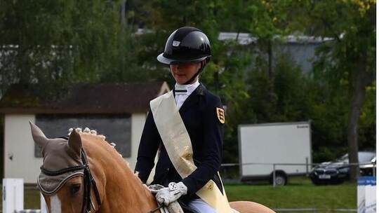 Fabienne Beerhenke und Chuck Norris sind Meister im Reiterring. Privat