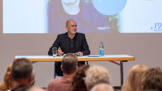 Zieht die Zuhörer in seinen Bann: Mafia-Experte Sandro Mattioli beim Autorenforum der PZ. Foto: Meyer Autorenforum Sandro Mattioli
