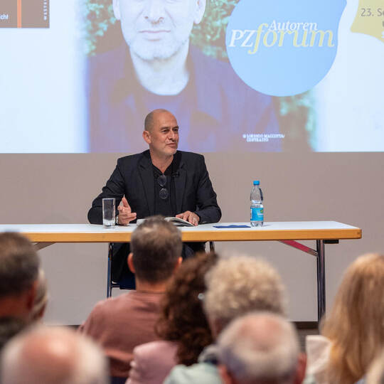 Zieht die Zuhörer in seinen Bann: Mafia-Experte Sandro Mattioli beim Autorenforum der PZ. Foto: Meyer Autorenforum Sandro Mattioli