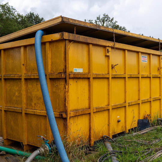 Dieser gelbe Container an der A 8-Baustelle wandert immer wieder über das Baufeld, je nachdem, wo aktuell gebaut und Wasser gebr SWP Brunnen bei A8 Baustelle